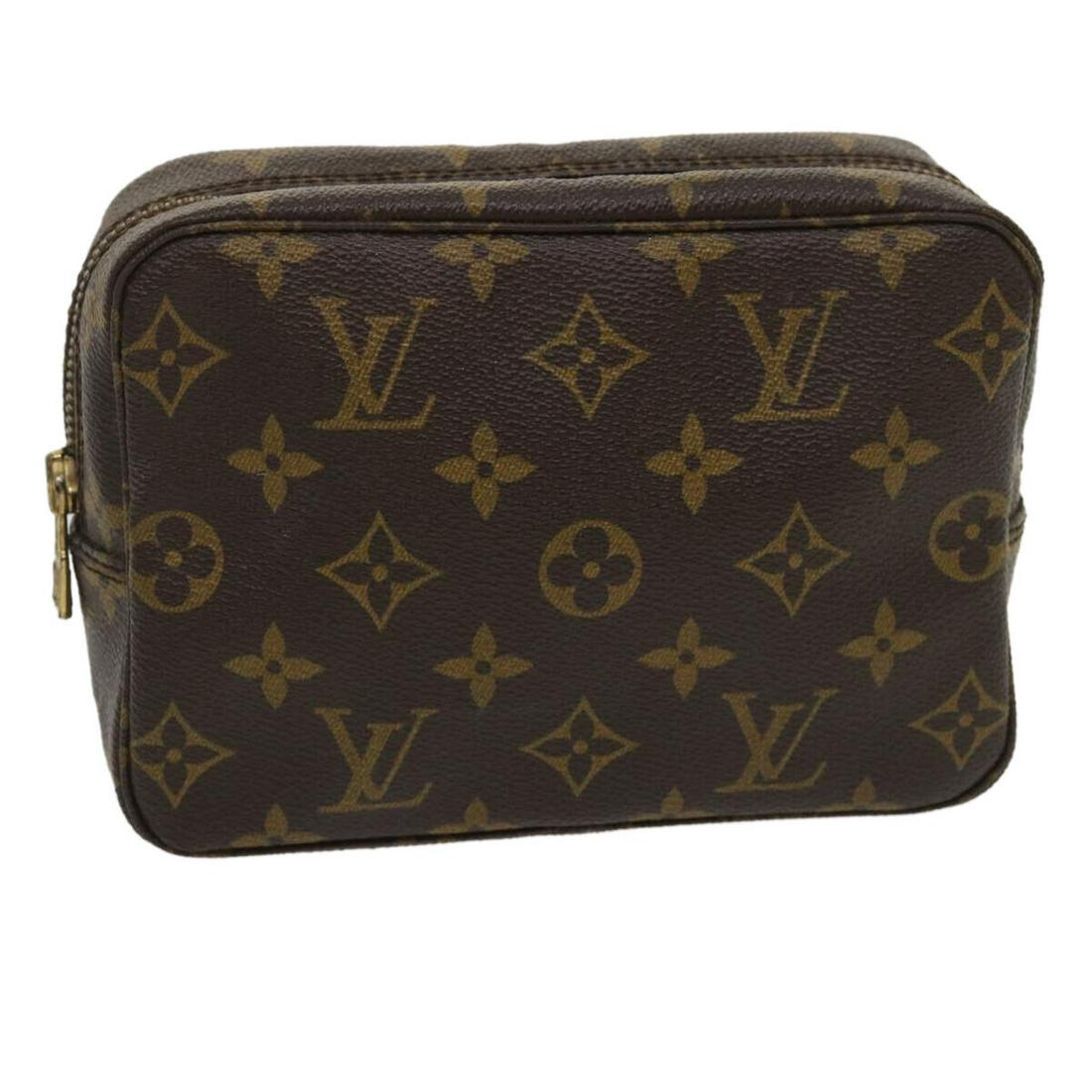 LOUIS VUITTON Monogram Trousse Toilette 18 Pouch M47526 LV: LOUIS VUITTON Monogram Trousse Toilette 18 Pouch M47526 LV Brand: LOUIS VUITTON Style: Pouch Material: Monogram Canvas Exterior Color: Monogram Bag Height: 4.9inch(Approx) / 12.5cm(Approx) Bag Depth: 