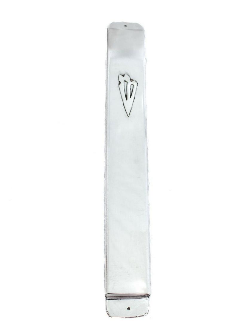 FINE 925 STERLING SILVER HANDCRAFTED CHASED SLEEK MODERN SIMPLE MEZUZAH: FINE 925 STERLING SILVER HANDCRAFTED CHASED SLEEK MODERN SIMPLE MEZUZAH Composition: Sterling Silver Maker: Made in Israel Fine 925 Sterling Silver Mezuzah. Featuring handcrafted clean modern designs.