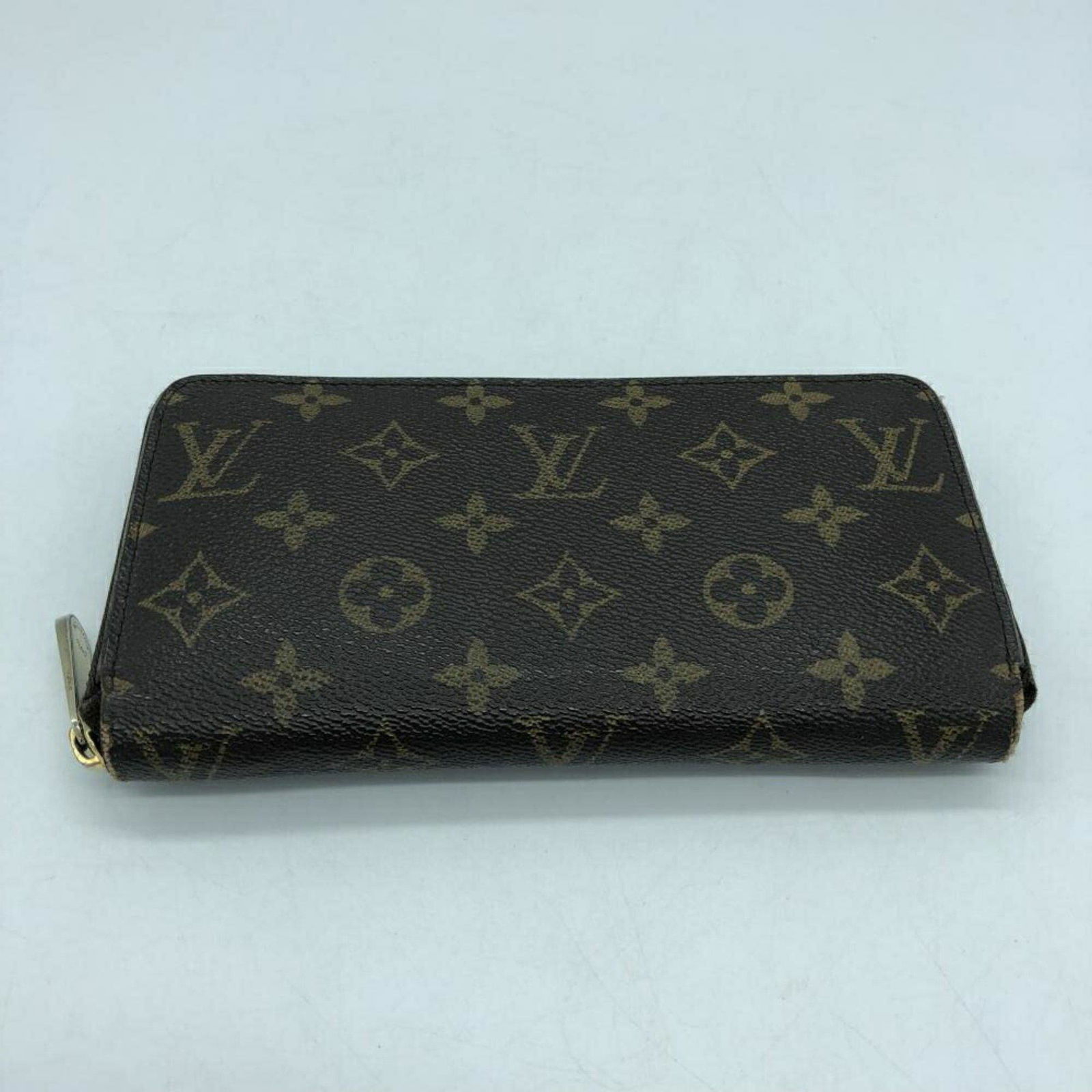 LOUIS VUITTON M60017 Zippy Wallet Monogram Brown Round Zip Louis Vuitton: LOUIS VUITTON M60017 Zippy Wallet Monogram Brown Round Zip Louis Vuitton Brand: Louis Vuitton Line: Monogram Type: Long wallet (bi-fold) Material: Monogram Monogram: Color: Brown Size (HxWxD): 10cm x