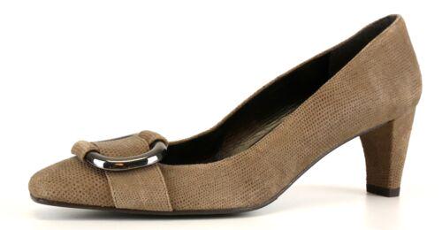 Stuart Weitzman Low Suede Heels Beige Brown N6760* Women Size 8 M: Stuart Weitzman Low Suede Heels Beige Brown N6760* Women Size 8 M Brand: Stuart Weitzman Type: Heel Closure: Slip On Us Shoe Size: 8 Color: Beige / Brown Style: Heels Gender: Women Shoe Width: Medium
