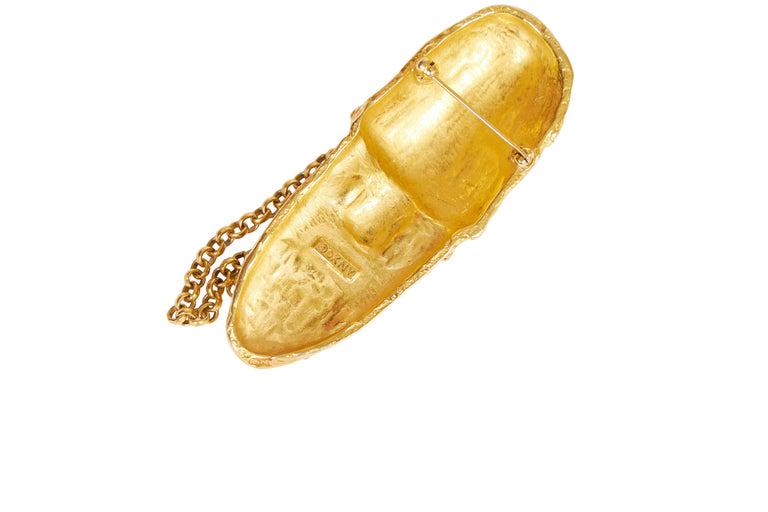 DKNY 90s Totem Mask Pin Brooch: DKNY 90s Totem Mask Pin Brooch Designer: Donna Karan Brand: Donna Karan Dimensions: Height: 3.5 in (8.89 cm) Dimensions: Width: 1.25 in (3.18 cm) Place of Origin: United States Period: 1990-1999 Pre-O