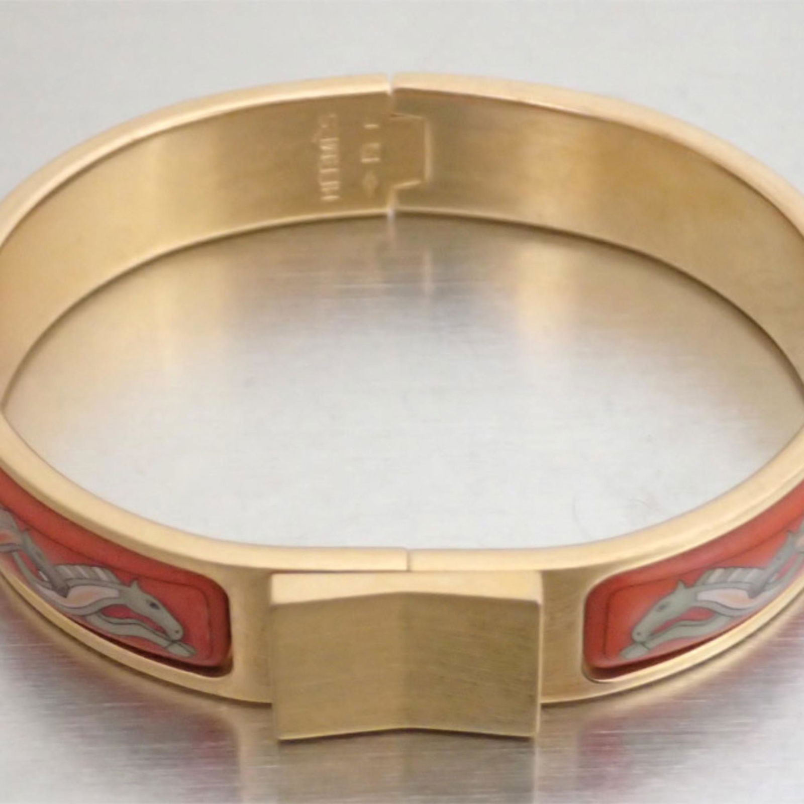Hermes HERMES bangle click crack gold x orange metal material enamel bracelet breath ladies: Hermes HERMES bangle click crack gold x orange metal material enamel bracelet breath ladies Brand: Hermes Line: Clic Type: Bangle Gender: Women Material: Enamel Color: Gold Orange Diameter: 5.4cm / 2.