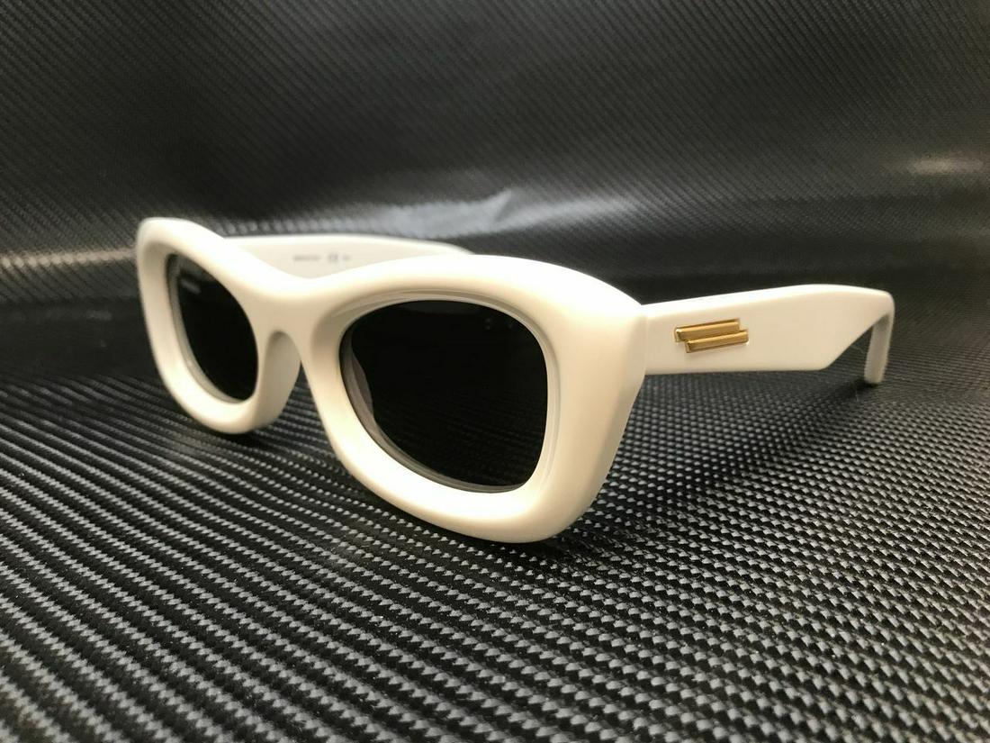 BOTTEGA VENETA BV1088S 002 Ivory Cat Eye 51 mm Women's Sunglasse: BOTTEGA VENETA BV1088S 002 Ivory Cat Eye 51 mm Women's Sunglasse Brand: Bottega Veneta Frame Color: Ivory Style: Cat Eye Type: Sunglasses New The BIDHAUS Guarantee: All items in this auction are guara