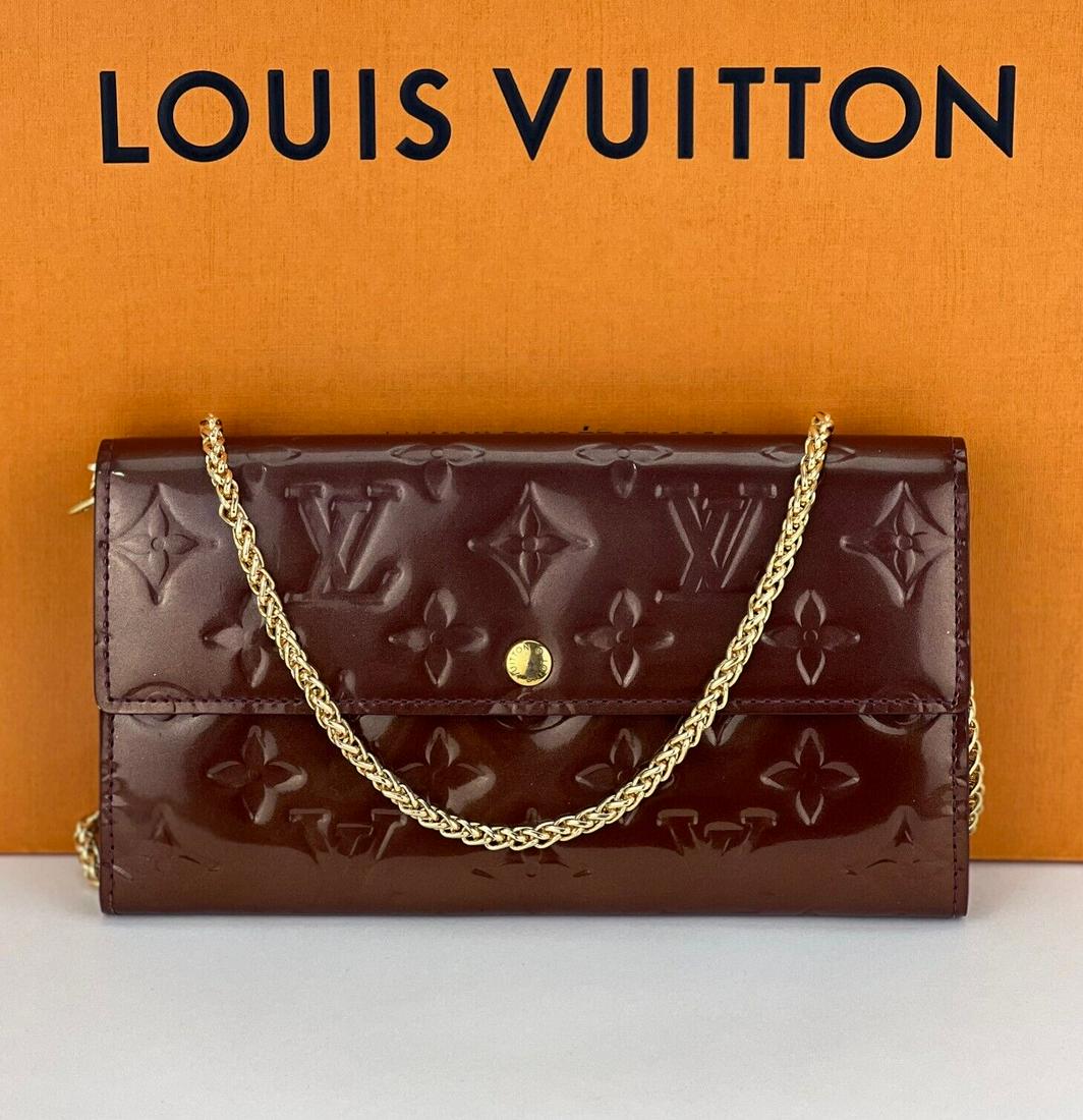 Louis Vuitton Woman's Wallet Sarah Vernis Leather Rouge Fauviste Added Chain C13: Louis Vuitton Woman's Wallet Sarah Vernis Leather Rouge Fauviste Added Chain C13 Pattern: monogram Character: Louis Vuitton Size: S Color: Burgundy Material: Patent Leather Fabric Type: Leather Accent