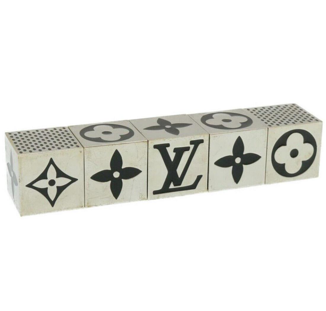 LOUIS VUITTON Monogram Cube Dice 2011 Xmas Black Silver Tone Metal LV: LOUIS VUITTON Monogram Cube Dice 2011 Xmas Black Silver Tone Metal LV Brand: LOUIS VUITTON Style: Paper weight Exterior Material: Metal Exterior Color: Silver Type: Paper weight Product Line: M99454 A