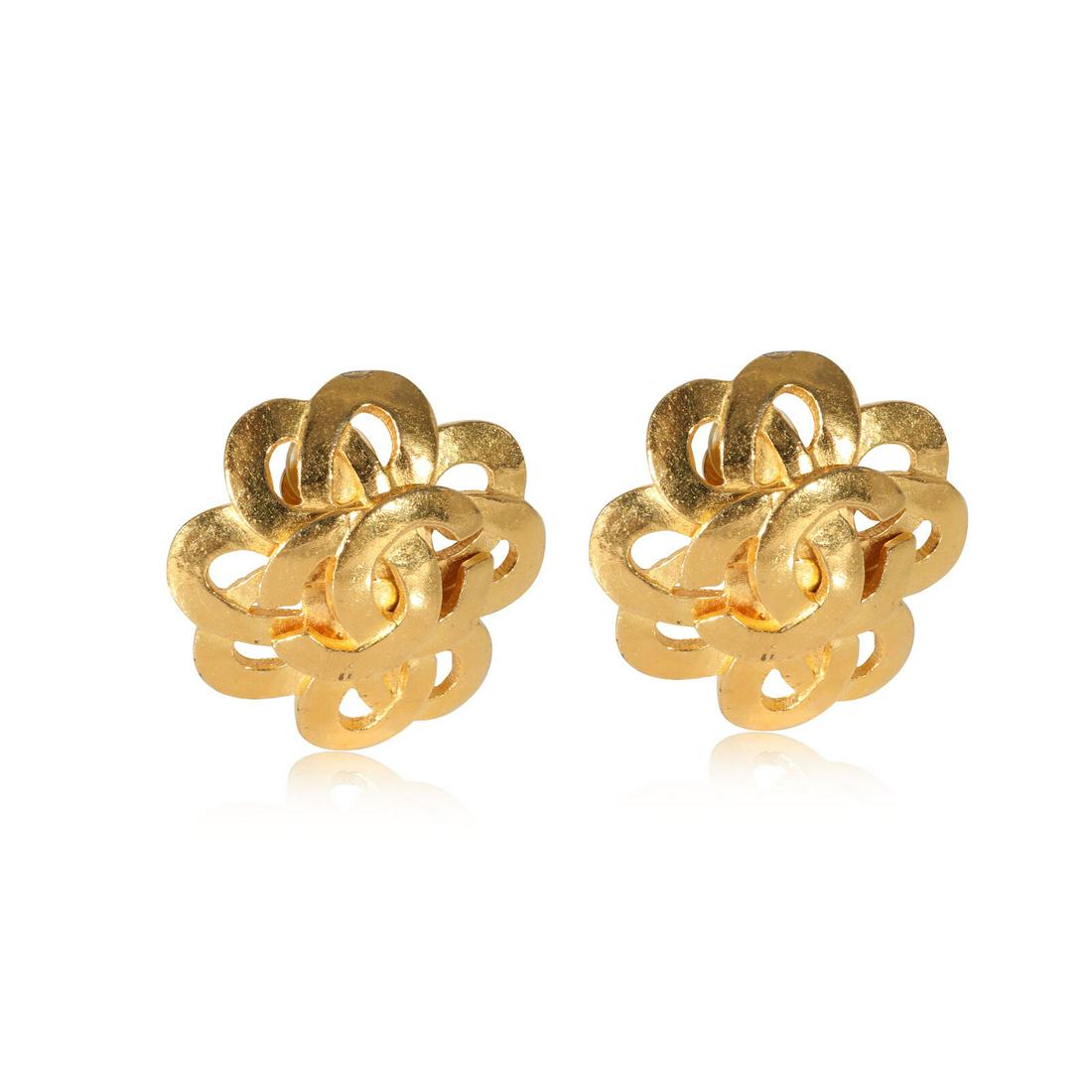 Chanel Vintage 1997 CC Large Button Gold Tone Earring: Chanel Vintage 1997 CC Large Button Gold Tone Earring Side Stone Type: No Stone Original Box?: No Original Papers?: No Gross Weight (Grams): 28.69 Type: Earrings Main Stone: No Stone Style: Earrings M