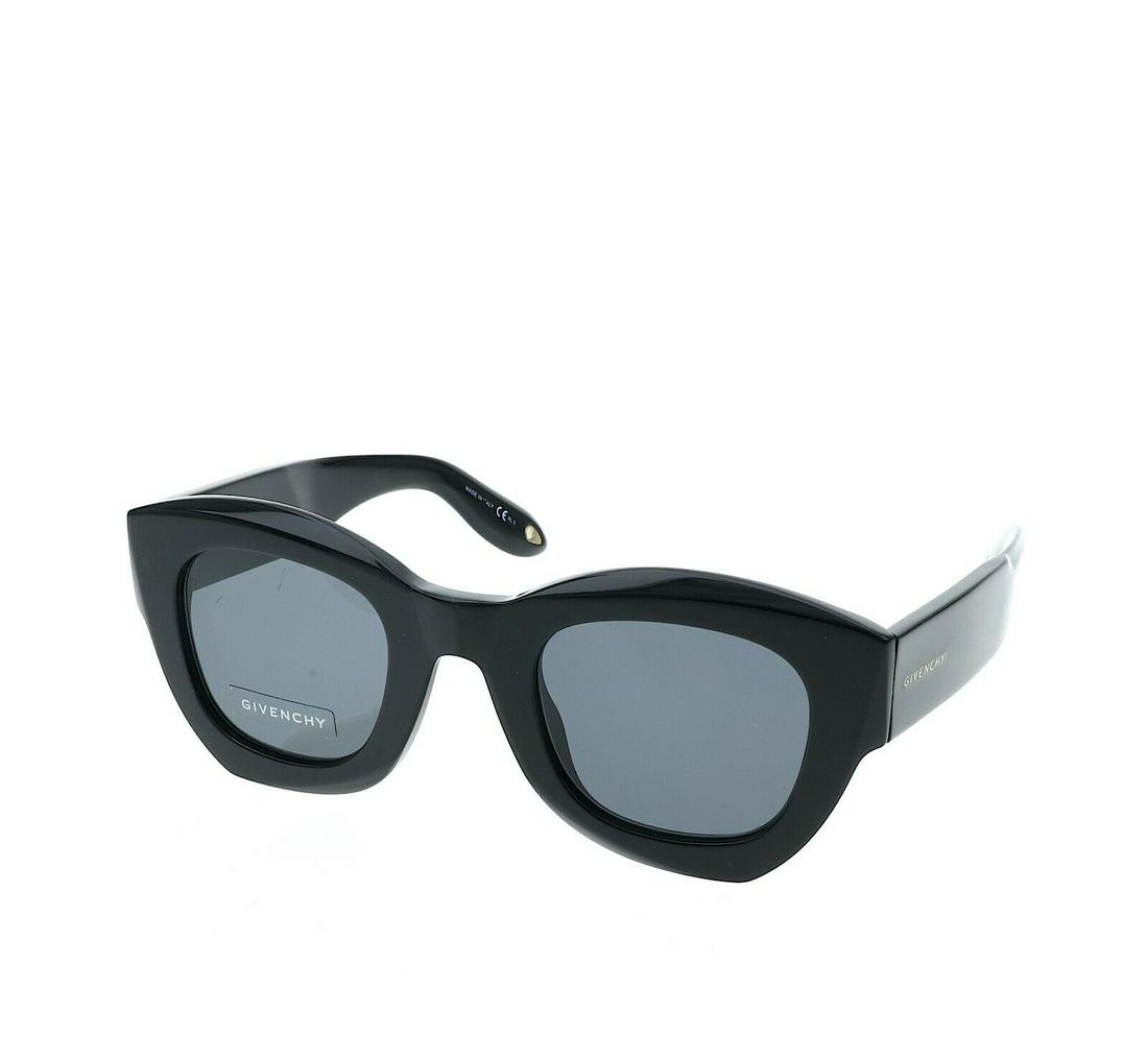 GIVENCHY Woman's GV7060 Black Chunky 48mm Sunglasses S1438: GIVENCHY Woman's GV7060 Black Chunky 48mm Sunglasses S1438 Brand: Givenchy Frame Color: Black Type: Sunglasses Style: Cat Eye Lens Color: Gray Pre-Owned The BIDHAUS Guarantee: All items in this auctio
