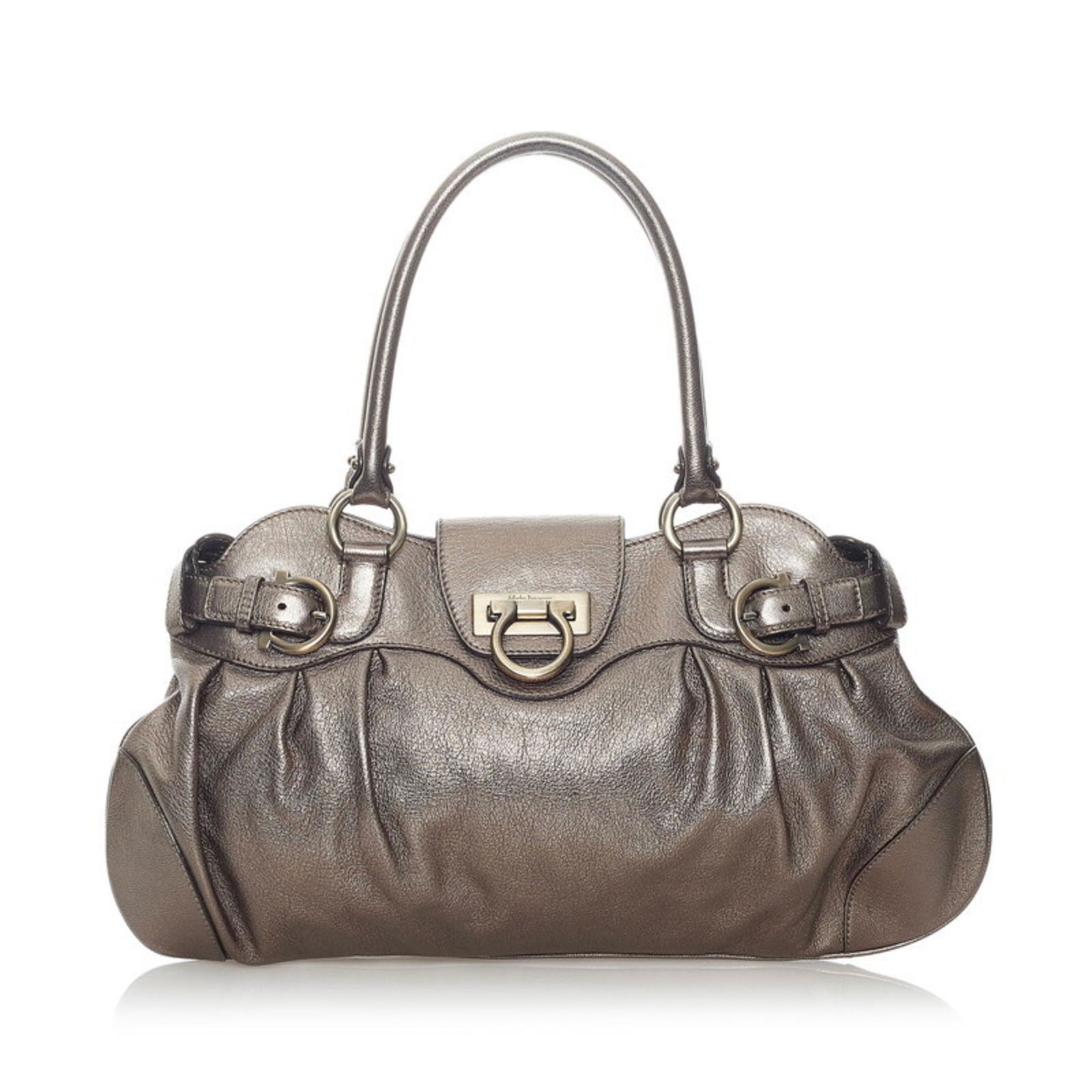 Salvatore Ferragamo Gancini Shoulder Bag AU-21/B234 Champagne Gold Leather Ladies: Salvatore Ferragamo Gancini Shoulder Bag AU-21/B234 Champagne Gold Leather Ladies Brand: Salvatore Ferragamo Line: Gancini Type: Shoulder bag Material: Leather Leather: Color: Champagne gold Closure: