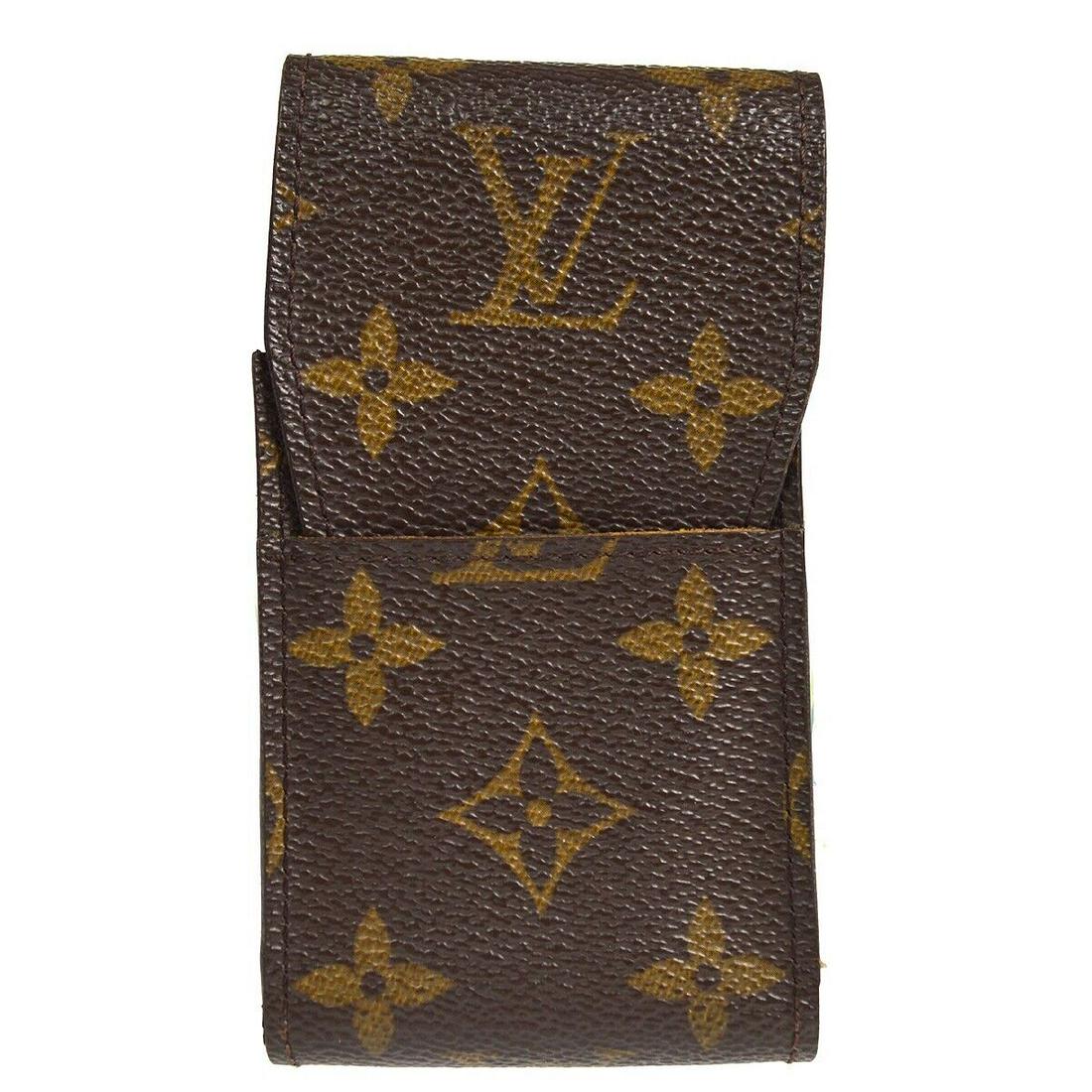 LOUIS VUITTON ETUI CIGARETTE CASE PURSE MONOGRAM CANVAS M63024 CT1002: LOUIS VUITTON ETUI CIGARETTE CASE PURSE MONOGRAM CANVAS M63024 CT1002 Outside Condition: AB: Very Good/Inside Condition: AB: Very Good The BIDHAUS Guarantee: All items in this auction are guaranteed t