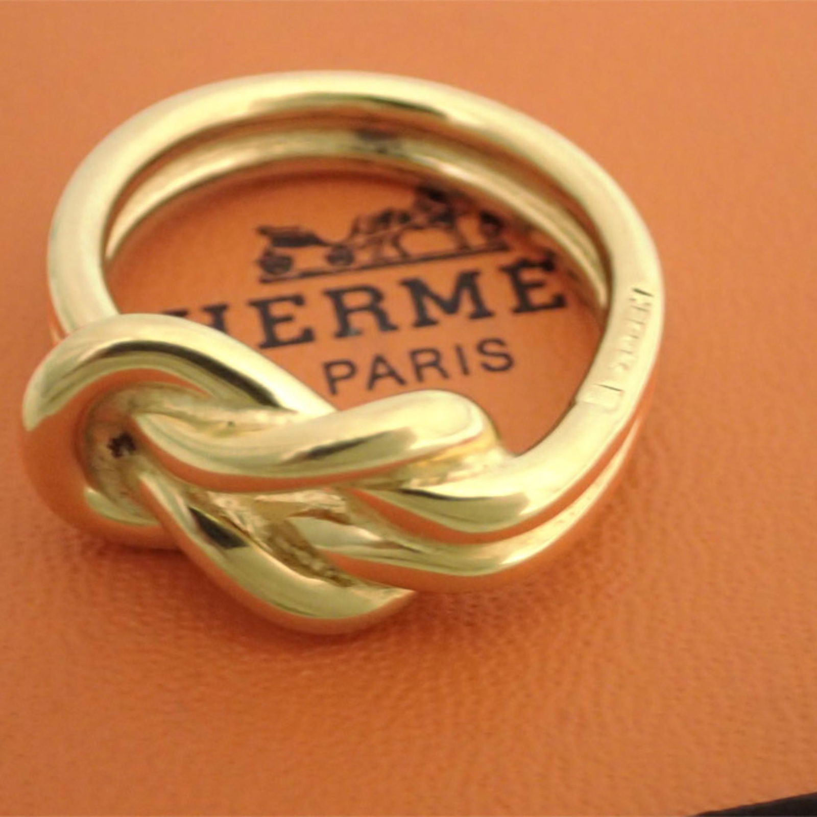 Hermes HERMES scarf ring gold metal pin charm women's men's: Hermes HERMES scarf ring gold metal pin charm women's men's Brand: Hermes Type: Keyring charm Gender: Men Women Material: Alloy Color: Gold Stone Size (HxW): 10.00mm / 0.39 Stone Diameter: 22.00mm / 0