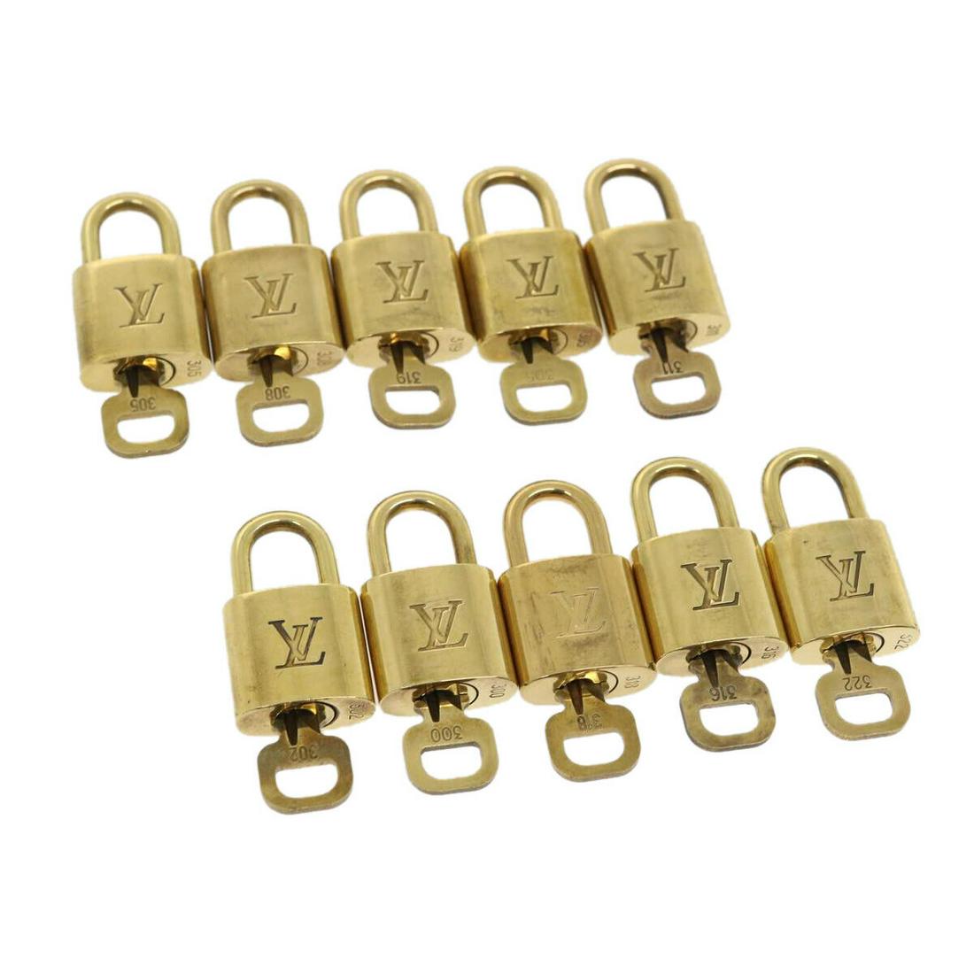 LOUIS VUITTON Padlock 10set Gold Tone LV: LOUIS VUITTON Padlock 10set Gold Tone LV Brand: LOUIS VUITTON Style: Padlock Material: Metal Color: Gold Tone Country Of Manufacture: France Type: Padlock Exterior Material: Metal B: Reasonable Wear a