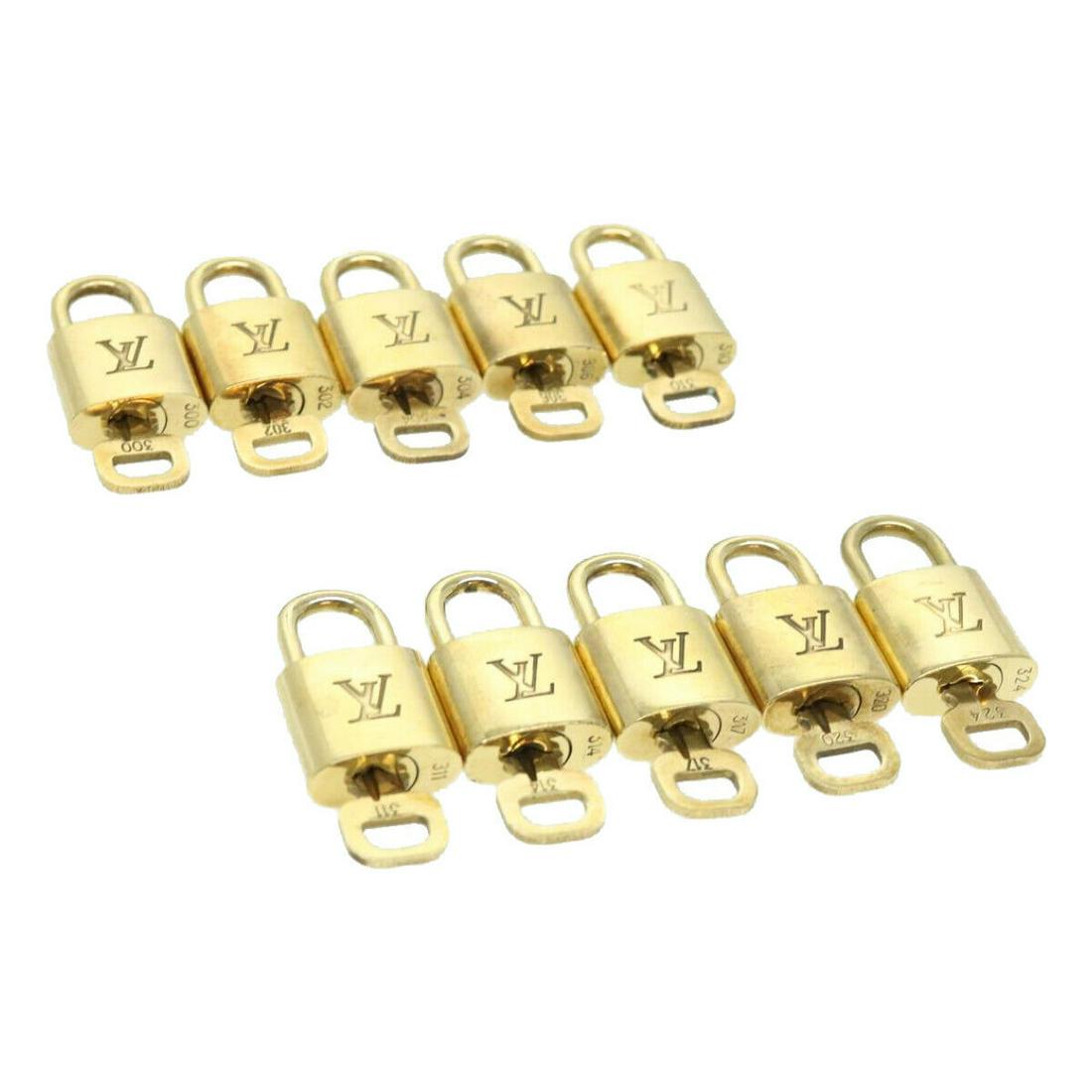 LOUIS VUITTON Padlock 10set Gold Tone LV: LOUIS VUITTON Padlock 10set Gold Tone LV Brand: LOUIS VUITTON Style: Padlock Material: Metal Color: Gold Tone Country Of Manufacture: France Type: Padlock Exterior Material: Metal B: Reasonable Wear a