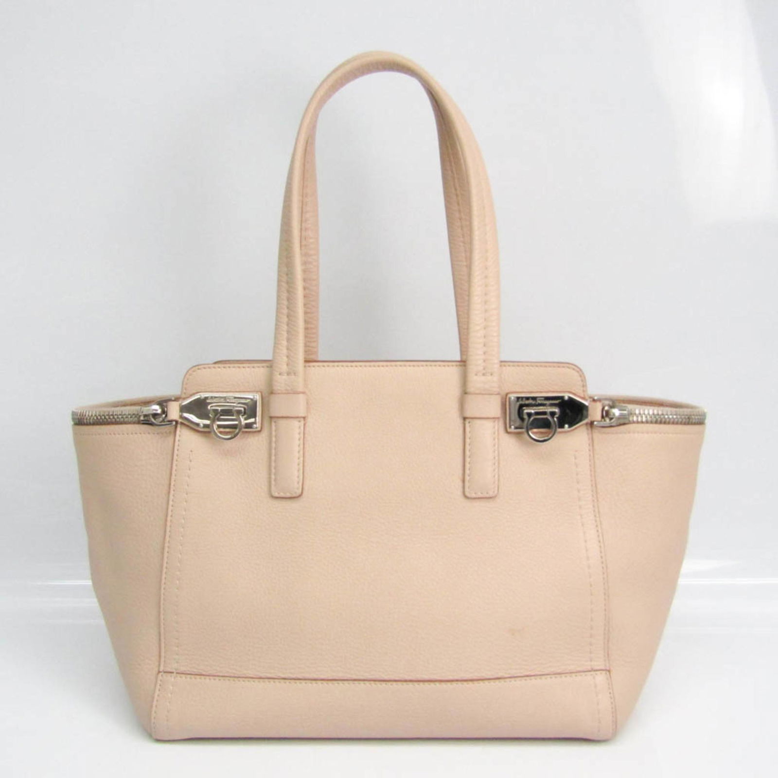 Salvatore Ferragamo Gancini DY-21 D698 Women's Leather Handbag Pink Beige: Salvatore Ferragamo Gancini DY-21 D698 Women's Leather Handbag Pink Beige Brand: Salvatore Ferragamo Line: Gancini Model: DY-21 D698 Country of Origin: Italy Type: Handbag Material: Leather Leather: C