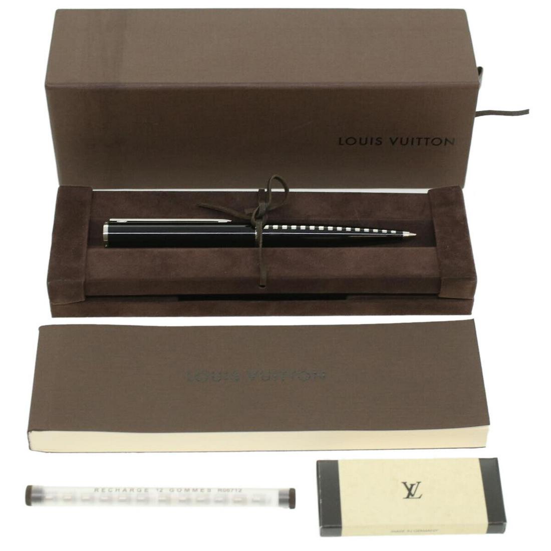 LOUIS VUITTON mechanical pencil Black N79252 LV: LOUIS VUITTON mechanical pencil Black N79252 LV Brand: LOUIS VUITTON Style: Pen Material: Metal Color: Black Bag Length: 0.6inch(Approx) / 1.6cm(Approx) Country Of Manufacture: Germany Type: Pen Produ