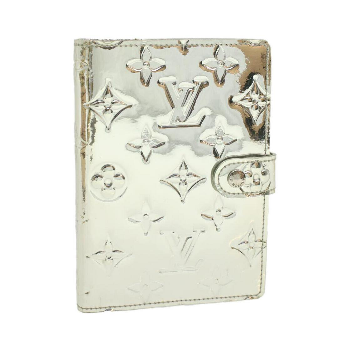 LOUIS VUITTON Monogram Miroir Agenda PM Day Planner Cover R20963 LV: LOUIS VUITTON Monogram Miroir Agenda PM Day Planner Cover R20963 LV Brand: LOUIS VUITTON Style: Day Planner Cover Material: Enamel Color: Silver Bag Height: 5.7inch(Approx) / 14.5cm(Approx) Bag Depth: