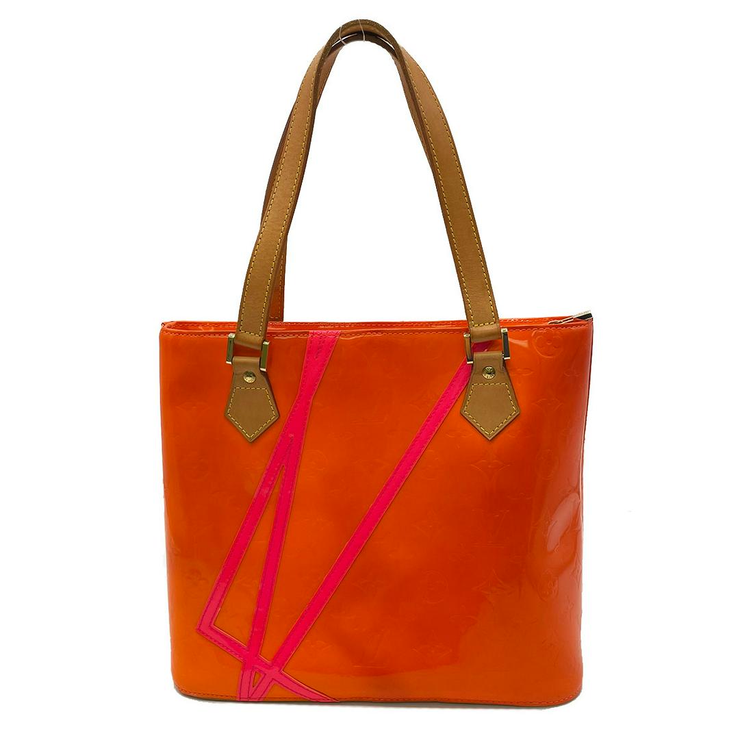 Monogram Vernis Robert Wilson Houston PM: This Louis Vuitton Monogram Vernis Robert Wilson Houston PM features a Orange Patent Leather body in size 28cm-24cm-13cm for 360 in AB condition.Brand: Louis Vuitton Model: CA1012 Origin: Spain Catego