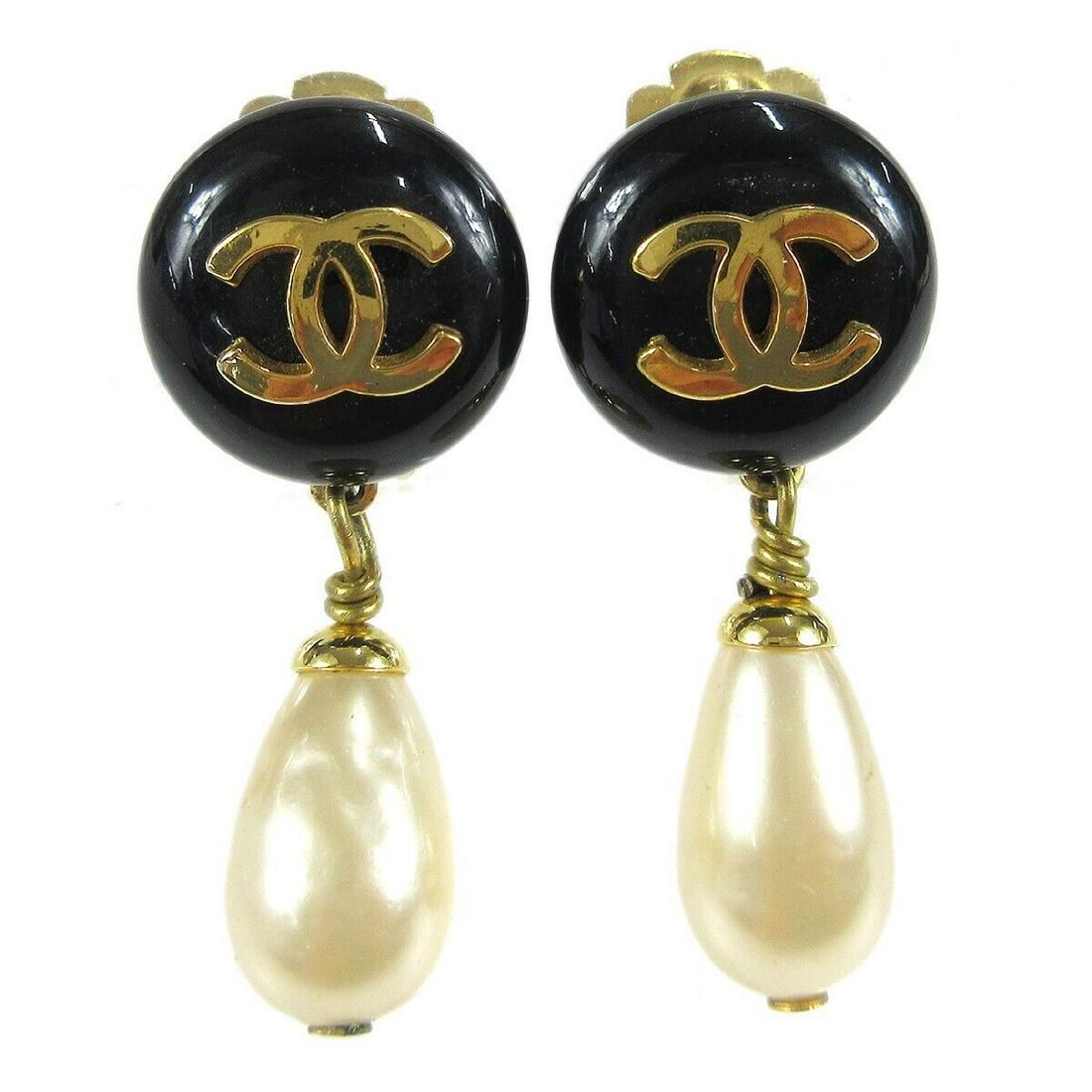 CHANEL CC Logos Imitation Pearl Dangle Earrings Clip-On Black 93A: CHANEL CC Logos Imitation Pearl Dangle Earrings Clip-On Black 93A Brand: CHANEL Type: Earrings Closure: Clip-On Color: Gold Style: Dangle/Drop Outside Condition: AB: Very Good/Inside Condition: C: Hea