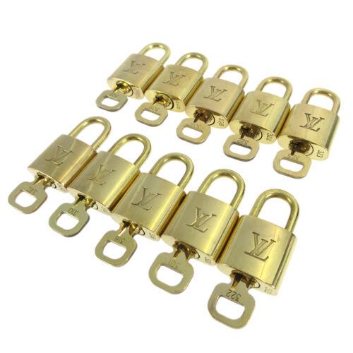 LOUIS VUITTON Padlock & Key Bag Accessories Charm 10 Piece Set Gold: LOUIS VUITTON Padlock & Key Bag Accessories Charm 10 Piece Set Gold Material: Gold-tone Theme: Metal Type: Padlock Color: Gold Character Family: Charmed Brand: Louis Vuitton Outside Condition: B: Reas