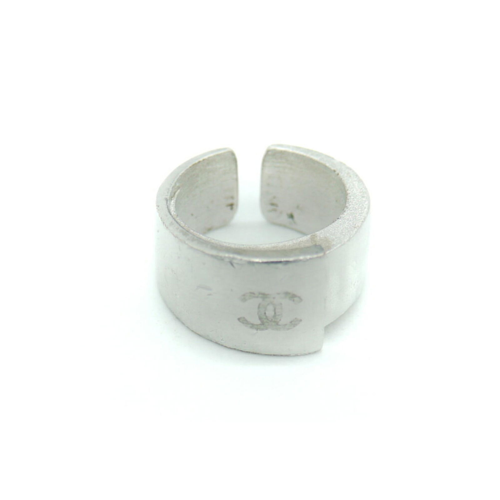 CHANEL Chanel ring CC mark No. 11: CHANEL Chanel ring CC mark No. 11 Brand: Chanel Type: Band ring Gender: Women US Size: 6 Weight: 9.6g / 0.33oz. Condition: Used (good) The BIDHAUS Guarantee: All items in this auction are guaranteed t