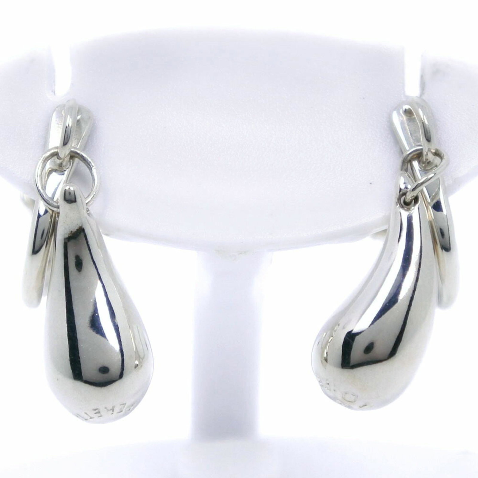 Tiffany Teardrop Elsa Peretti Silver 925 Women's Earrings: Tiffany Teardrop Elsa Peretti Silver 925 Women's Earrings Brand: Tiffany Country of Origin: USA Gender: Women Material: Silver 925 Size (HxWxD): 18.00mm x 6.00mm / 0.71 x 0.24 Weight: 4.7g / 0.16oz. C