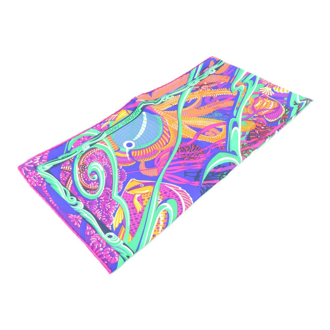 Hermes Scarf 90x90 Scarves Silk Blue Green: Hermes Scarf 90x90 Scarves Silk Blue Green Brand: HERMES Style: Calfskin Material: silk Color: Blue Size Type: Regular Type: Calfskin Frame Color: Blue AB: Very Good The BIDHAUS Guarantee: All items i