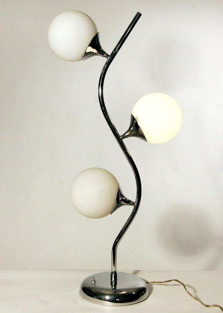 Vine-Like Table Lamp in the Manner of Robert Sonneman: Vine-Like Table Lamp in the Manner of Robert Sonneman Dimensions:: Height: 34 in (86.36 cm) Dimensions:: Width: 18 in (45.72 cm) Dimensions:: Depth: 8 in (20.32 cm) Style:: Mid-Century Modern (Of the