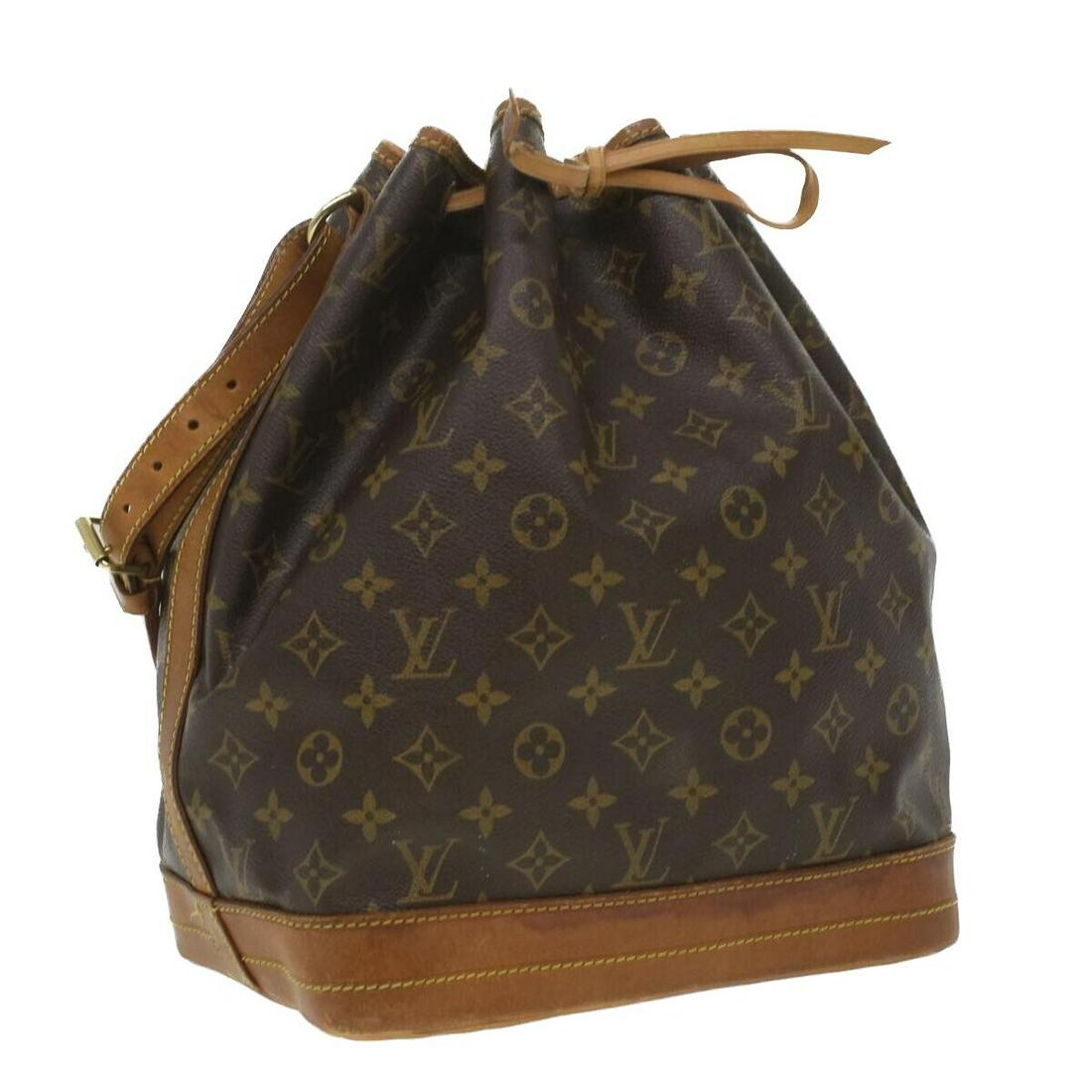 LOUIS VUITTON Monogram Noe Shoulder Bag M42224 LV: LOUIS VUITTON Monogram Noe Shoulder Bag M42224 LV Style: Shoulder Bag Material: Monogram Canvas Exterior Color: Monogram Bag Height: 13.4inch(Approx) / 34cm(Approx) Bag Depth: 7.5inch(Approx) / 19cm(A