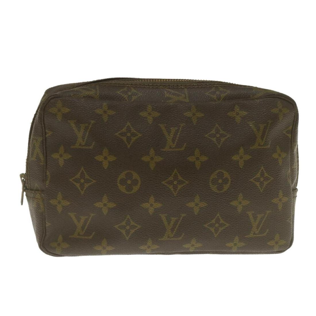 LOUIS VUITTON Monogram Trousse Toilette 23 Clutch Bag M47524 LV: LOUIS VUITTON Monogram Trousse Toilette 23 Clutch Bag M47524 LV Style: Clutch Bag Exterior Material: Monogram Canvas Exterior Color: Monogram Bag Height: 5.9inch(Approx) / 15cm(Approx) Bag Depth: 2.2i