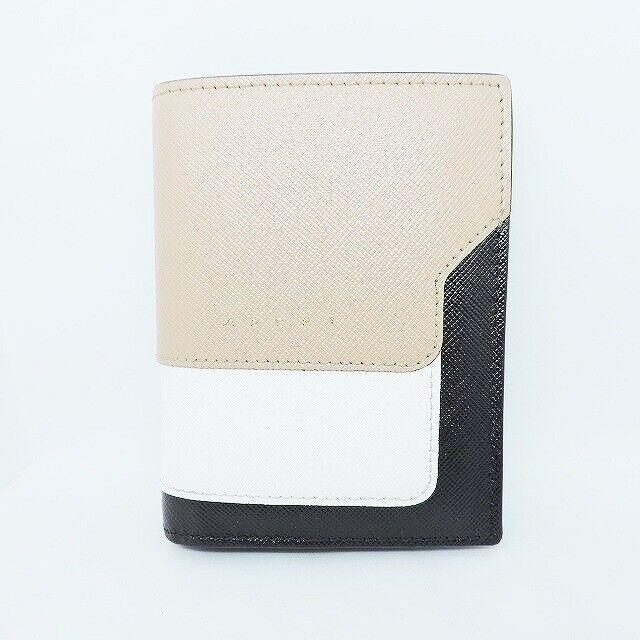 MARNI - Black White Beige Leather Bifold Wallet: MARNI - Black White Beige Leather Bifold Wallet Style: Bifold Wallet Color: Black White Beige Material: Leather Accessories: Box Dust Bag Type: Bifold Wallet B: Reasonable Wear and Tear The BIDHAUS Gu