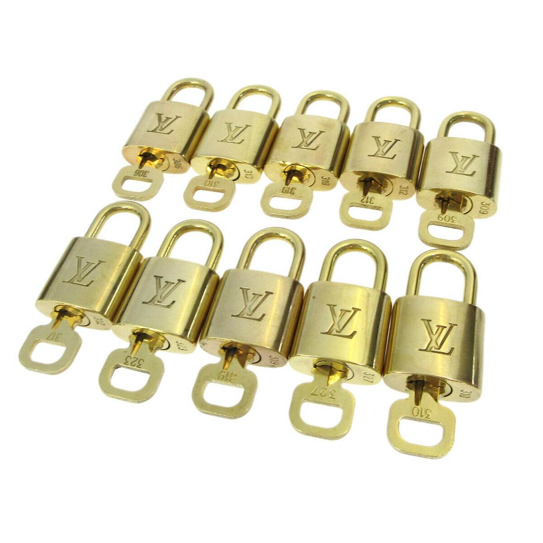 LOUIS VUITTON Padlock & Key Bag Accessories Charm 10 Piece Set Gold: LOUIS VUITTON Padlock & Key Bag Accessories Charm 10 Piece Set Gold Type: Padlock Color: Gold Outside Condition: B: Reasonable Wear and Tear/Inside Condition: C: Heavily Used The BIDHAUS Guarantee: Al