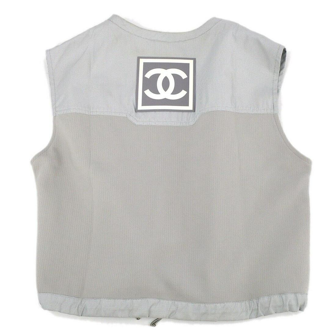 CHANEL 01P #38 Sport Line Sleeveless Jacket Vest Gray: CHANEL 01P #38 Sport Line Sleeveless Jacket Vest Gray Outer Shell Material: 60% Polyamide 40% Polyester Jacket/Coat Length: Mid-Length Closure: Zip Occasion: Casual Size: 38 Color: Gray Vintage: Yes S