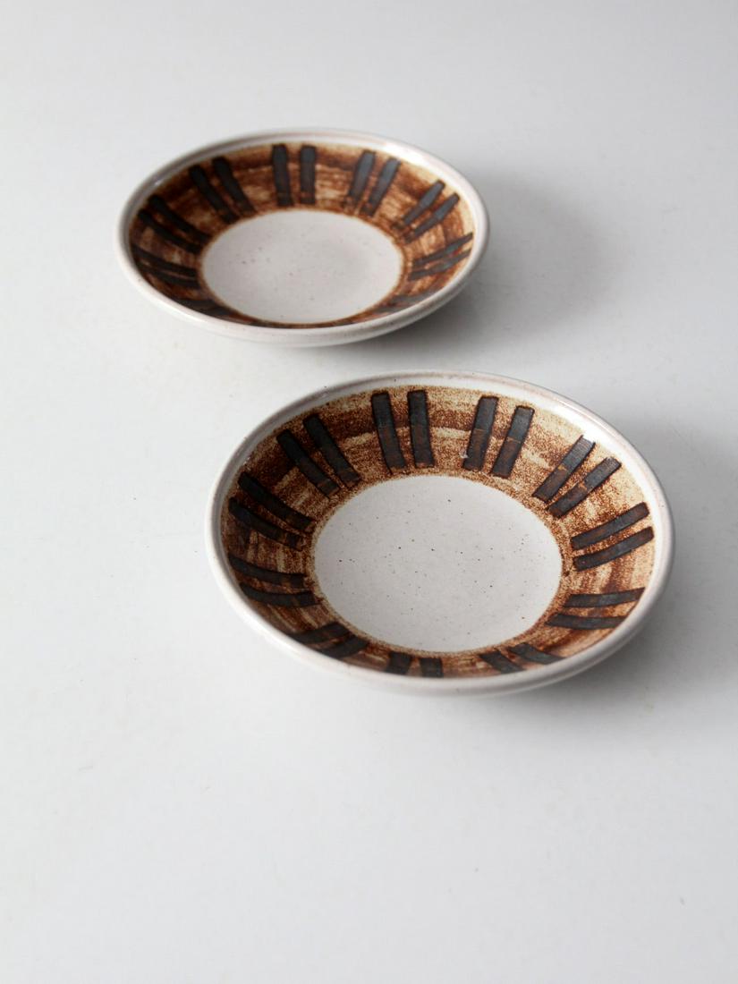 Vintage Studio Pottery Bowls Pair: Vintage Studio Pottery Bowls Pair This is a pair of vintage Gordon & Jane Martz pottery bowls. The studio pottery bowls have a speckled white glaze with brown striped interior. Lovely pair of serving