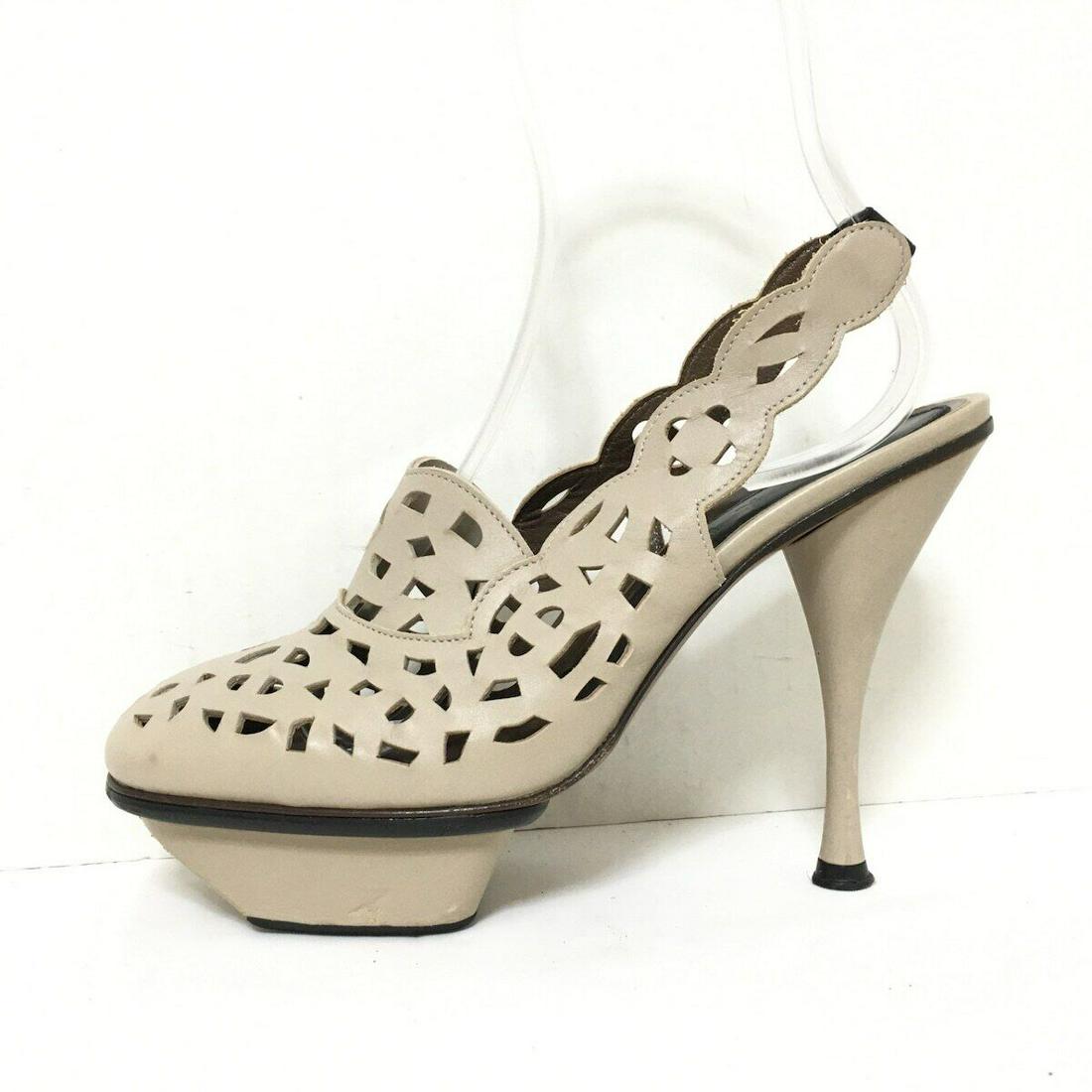 MARNI - Gray Beige Leather Womens Sandals: MARNI - Gray Beige Leather Womens Sandals Style: Sandals Color: Gray Beige Upper Material: Leather Accessories: None Type: Sandals C: Heavily Used The BIDHAUS Guarantee: All items in this auction are