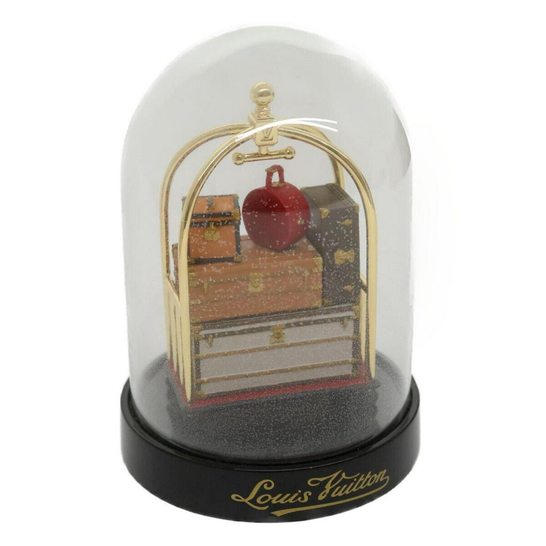LOUIS VUITTON Snow Globe Hotel Trolley Clear M99407 LV: LOUIS VUITTON Snow Globe Hotel Trolley Clear M99407 LV Style: Snow Globe Material: Glass Color: Clear Bag Height: 4.7inch(Approx) / 12cm(Approx) Bag Depth: 3.1inch(Approx) / 8cm(Approx) Bag Length: 3.