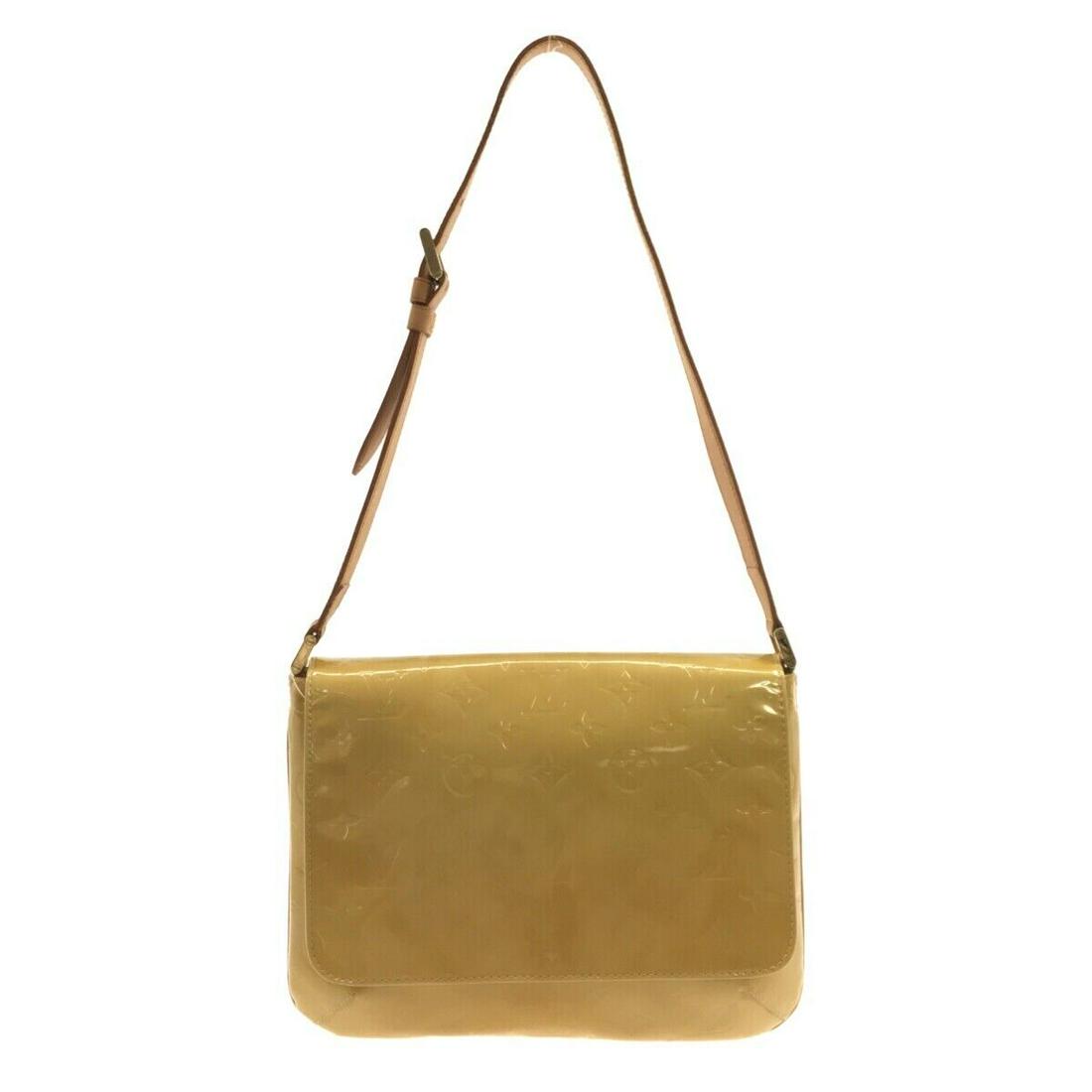LOUIS VUITTON Thompson Street M91008 Soft Beige Monogram Vernis CA0091: LOUIS VUITTON Thompson Street M91008 Soft Beige Monogram Vernis CA0091 Style: Shoulder Bag Exterior Color: Soft Beige Exterior Material: Patent Leather (monogram embossed) Leather Product Name: Thomps