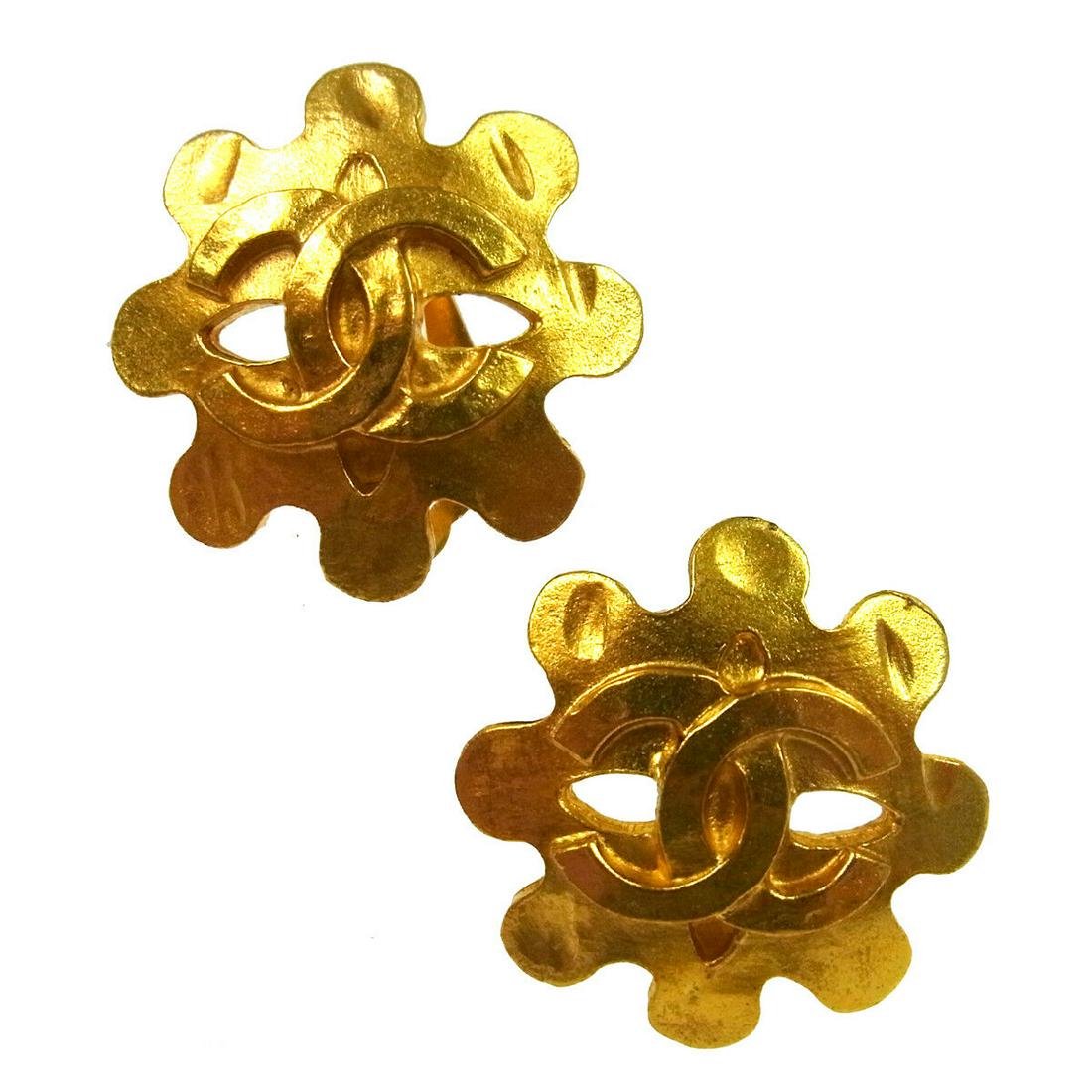 CHANEL CC Vintage Logos Earrings 1.1 - 1.1 " Clip-On Gold-Tone 94P: CHANEL CC Vintage Logos Earrings 1.1 - 1.1 " Clip-On Gold-Tone 94P Main Color: Gold Type: Earrings Closure: Clip-On Color: Gold Style: Earrings Metal: Gold-tone Outside Condition: AB: Very Good/Inside