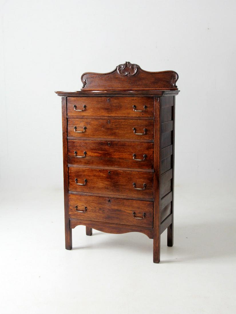 Antique Highboy Dresser: Antique Highboy Dresser This is an antique high boy dresser. The classic chest of drawers features five drawers with brass pull. The back of the dresser has a removable crested finial. Beautiful tone 