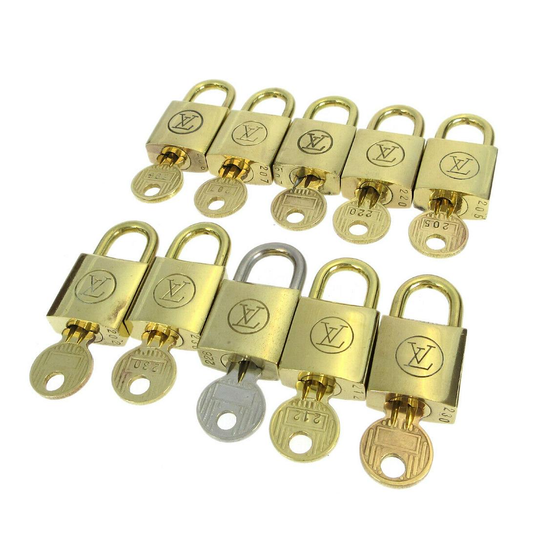 LOUIS VUITTON Padlock & Key Bag Accessories Charm 10 Piece Set Gold: LOUIS VUITTON Padlock & Key Bag Accessories Charm 10 Piece Set Gold Type: Padlock Color: Gold Outside Condition: B: Reasonable Wear and Tear/Inside Condition: C: Heavily Used The BIDHAUS Guarantee: Al