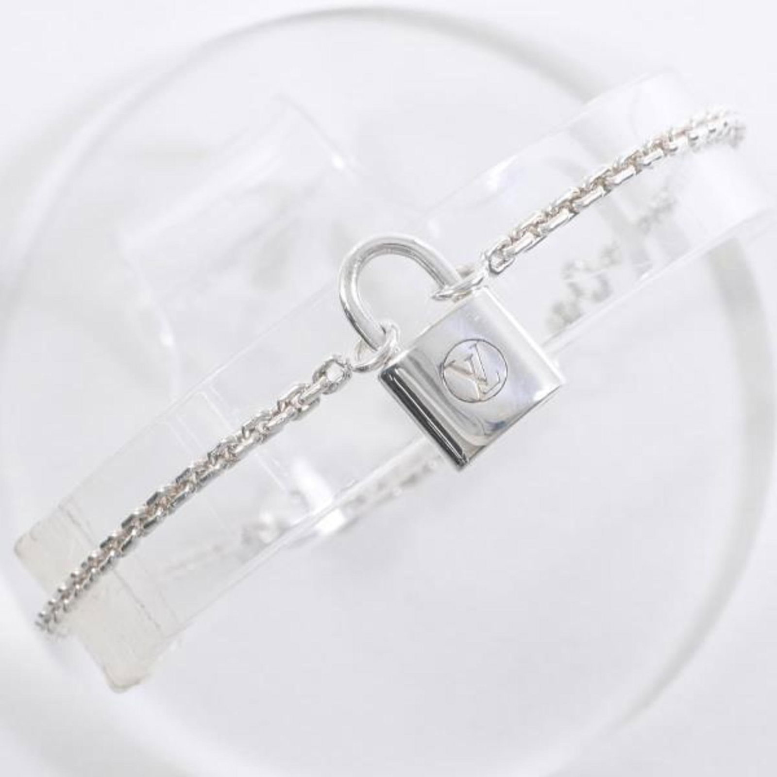 Louis Vuitton lockit silver bracelet total weight about 4.6g 17cm jewelry: Louis Vuitton lockit silver bracelet total weight about 4.6g 17cm jewelry Brand: Louis Vuitton Type: Charm bracelet Gender: Women Material: Silver 925 Weight: 4.6g / 0.16oz. Total Length: 17cm / 6.69 