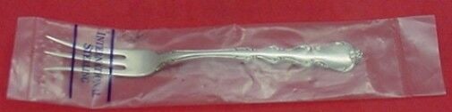 Angelique by International Sterling Silver Lemon Fork 5 1/4" New: Angelique by International Sterling Silver Lemon Fork 5 1/4" New Angelique by international sterling silver new in factory sleeve lemon fork 5 1/4" in the pattern angelique by international. It is not