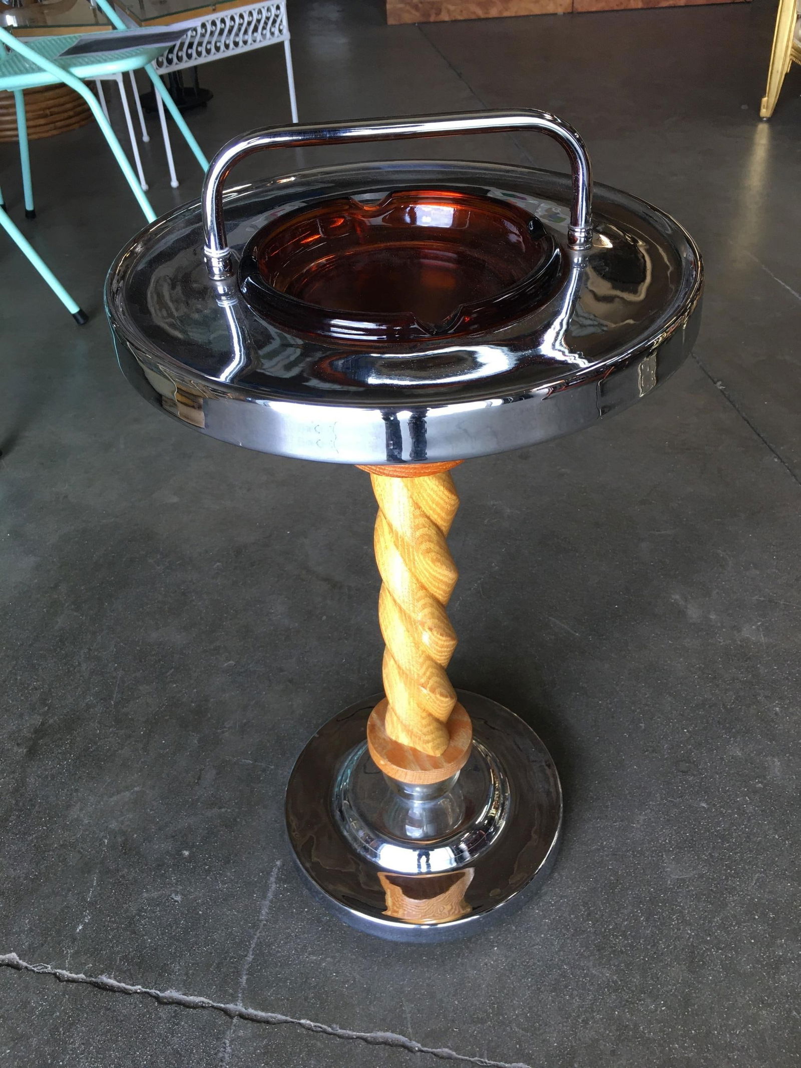 Chrome Art Deco Streamline Smoke Stand with Carved Twist Center by Russel Wright: Chrome Art Deco Streamline Smoke Stand with Carved Twist Center by Russel Wright Creator: Russel Wright (Designer) Dimensions: Height: 27 in (68.58 cm)Width: 14 in (35.56 cm)Depth: 14 in (35.56 cm) St