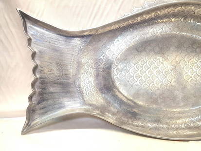 Vintage Arthur Court Aluminum Fish Serving Platter circa 1975: Vintage Arthur Court Aluminum Fish Serving Platter circa 1975 Creator: Arthur Court (Designer) Dimensions: Height: 2.25 in (5.72 cm)Width: 13 in (33.02 cm)Depth: 24 in (60.96 cm) Materials and Techniq