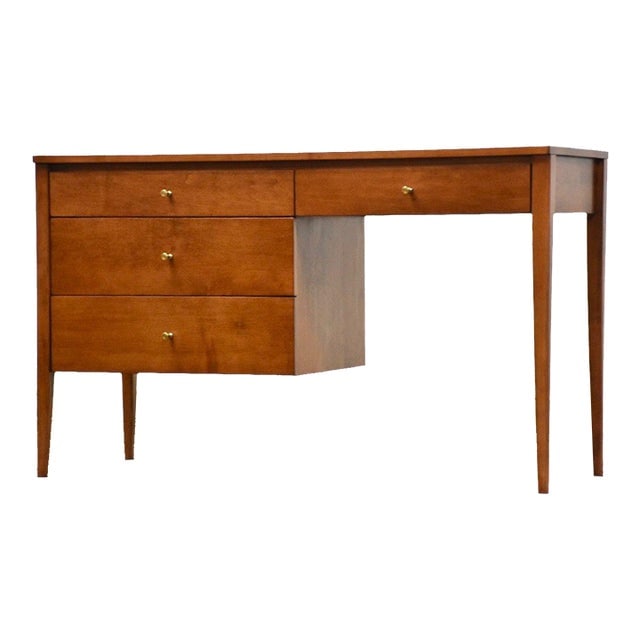 Paul McCobb Planner Group Desk: Paul McCobb Planner Group Desk A mid century modern solid maple desk designed by Paul McCobb for Winchendon's Planner Group. Professionally refinished. Knee hole measures 21.375" wide by 23.5" tall. 4
