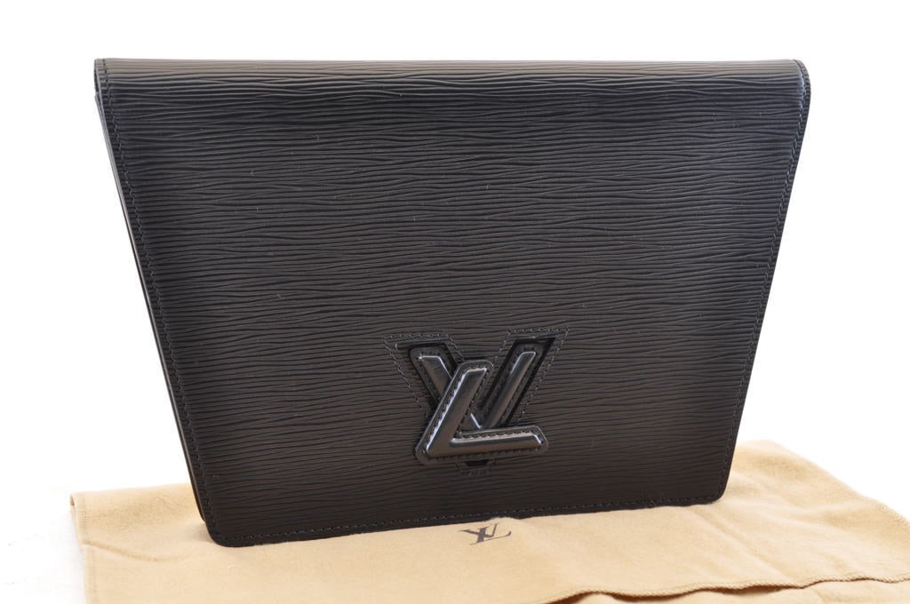 LOUIS VUITTON Epi Trapeze Clutch Bag Noir Black M80165 LV: LOUIS VUITTON Epi Trapeze Clutch Bag Noir Black M80165 LV Style: Clutch Bag Exterior Color: Black Bag Height: 7.7inch(Approx) / 19.5cm(Approx) Bag Depth: 1.2inch(Approx) / 3cm(Approx) Bag Length: 11.8
