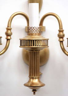 American Colonial Brass Converted Oil Lamp Wall Sconce: American Colonial Brass Converted Oil Lamp Wall Sconce Dimensions: Height: 21.5 in (54.61 cm)Width: 13.5 in (34.29 cm)Depth: 8 in (20.32 cm) Materials and Techniques: Brass Place of Origin: United Sta