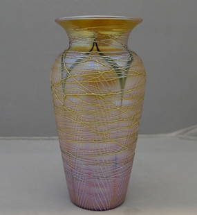 Exceptional Durand Art Nouveau Period Gold Threaded Vase: Exceptional Durand Art Nouveau Period Gold Threaded Vase Handmade: Yes Production Technique: Hand Blown Glass Style: Art Nouveau Material: Glass Pattern: pulled feather Type: vase Features: gold threa