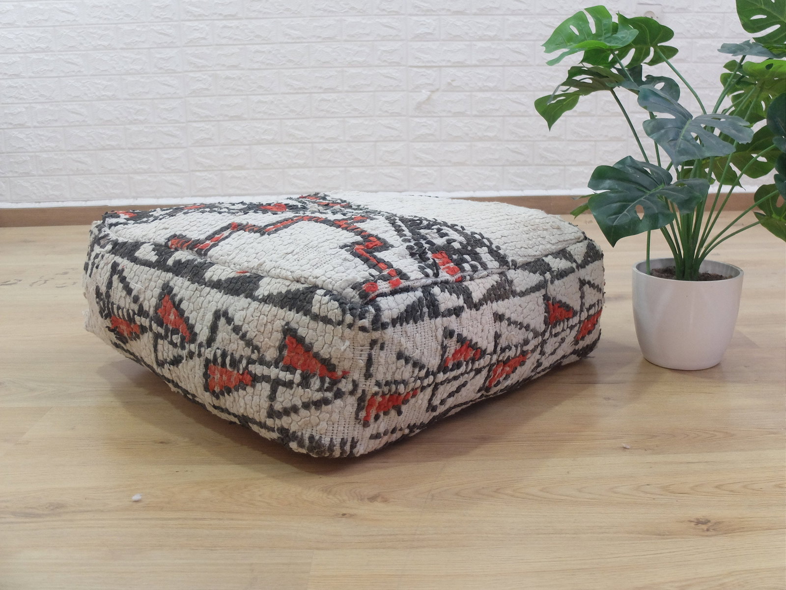 Pouf Moroccan handmade Pouf House Square Coushion Boheme-AZILAL sol Pouf coussin de sol -Made: Pouf Moroccan handmade Pouf House Square Coushion Boheme-AZILAL sol Pouf coussin de sol -Made from vintage old berber rug information Place of origine: Morocco Material: Natural wool ( Old rug ) Cotto