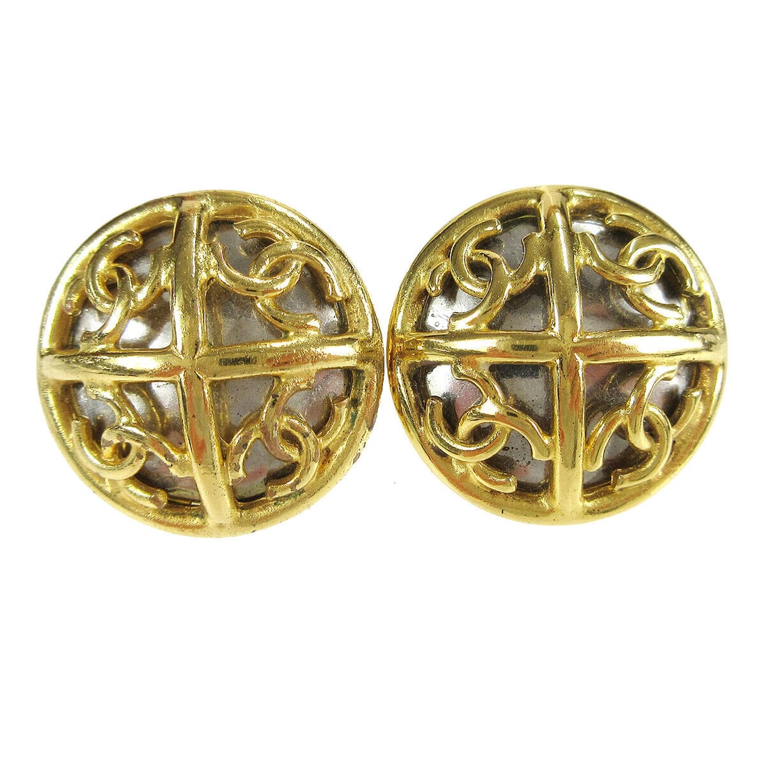 CHANEL CC Button Motif Bijou Earrings Gold-Tone Clip-On 93P/2941: CHANEL CC Button Motif Bijou Earrings Gold-Tone Clip-On 93P/2941 Shape: Button Style: Earrings Theme: Logo Type: Earrings Color: Gold Closure: Clip-On Metal: Gold-tone Outside Condition: C: Heavily Us