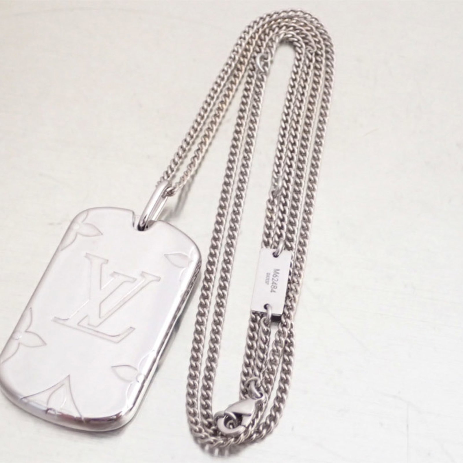Louis Vuitton LOUIS VUITTON necklace monogram locket metal silver unisex M62484: Louis Vuitton LOUIS VUITTON necklace monogram locket metal silver unisex M62484 Brand: Louis Vuitton Necklace Type: Necklace Gender: Women Men Material: Metal Color: Silver Neck Circumference: 69.8 cm