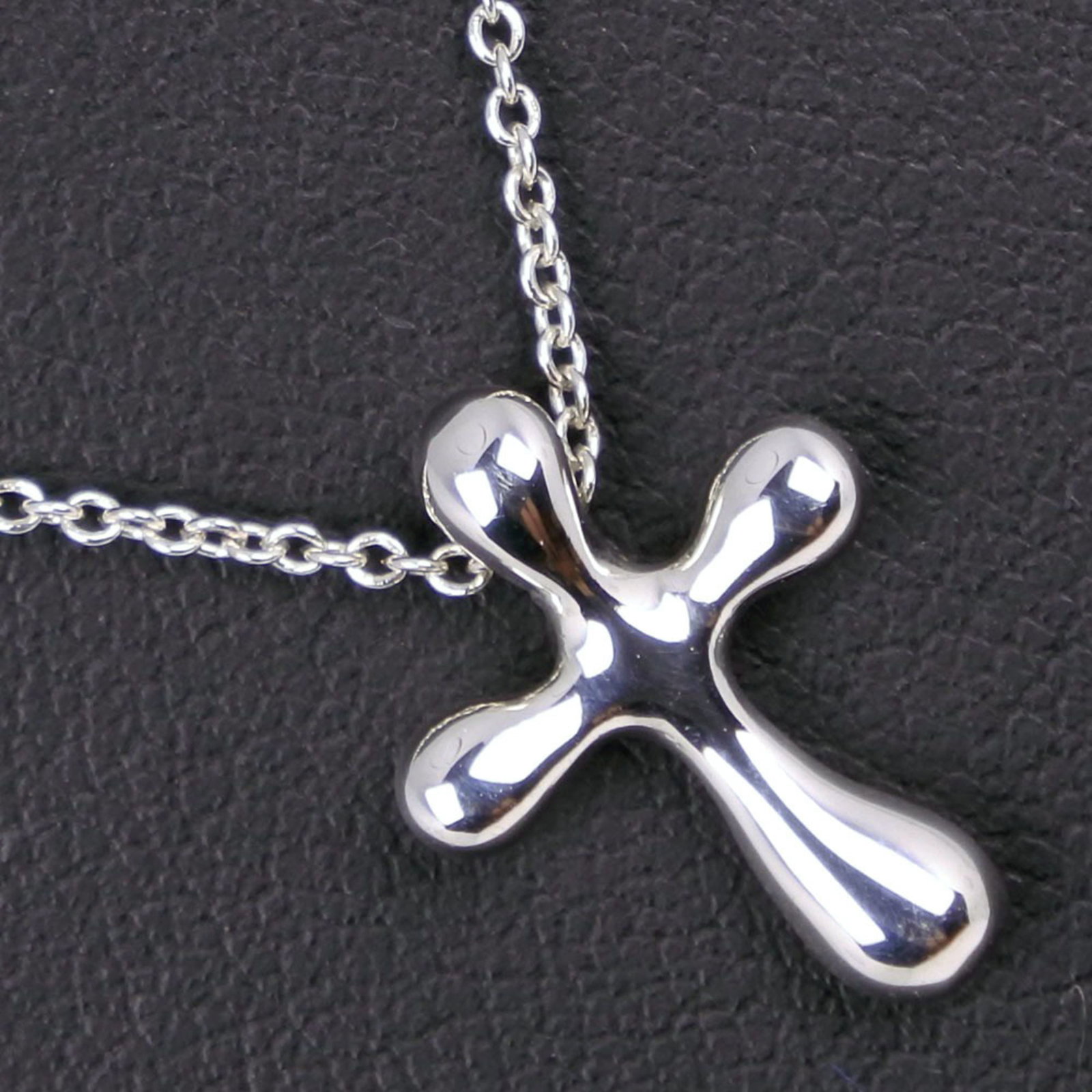 TIFFANY&Co. Tiffany Small Cross Necklace Elsa Peretti Silver 925 Ladies: TIFFANY&Co. Tiffany Small Cross Necklace Elsa Peretti Silver 925 Ladies Brand: Tiffany Necklace Type: Necklace Gender: Women Material: Silver 925 Color: Silver Neck Circumference: 40 cm / 15.74 Pendan